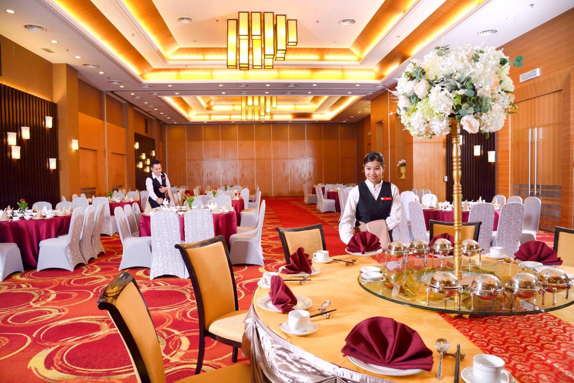 Отель Grand Lexis Порт-Диксон Экстерьер фото A banquet hall