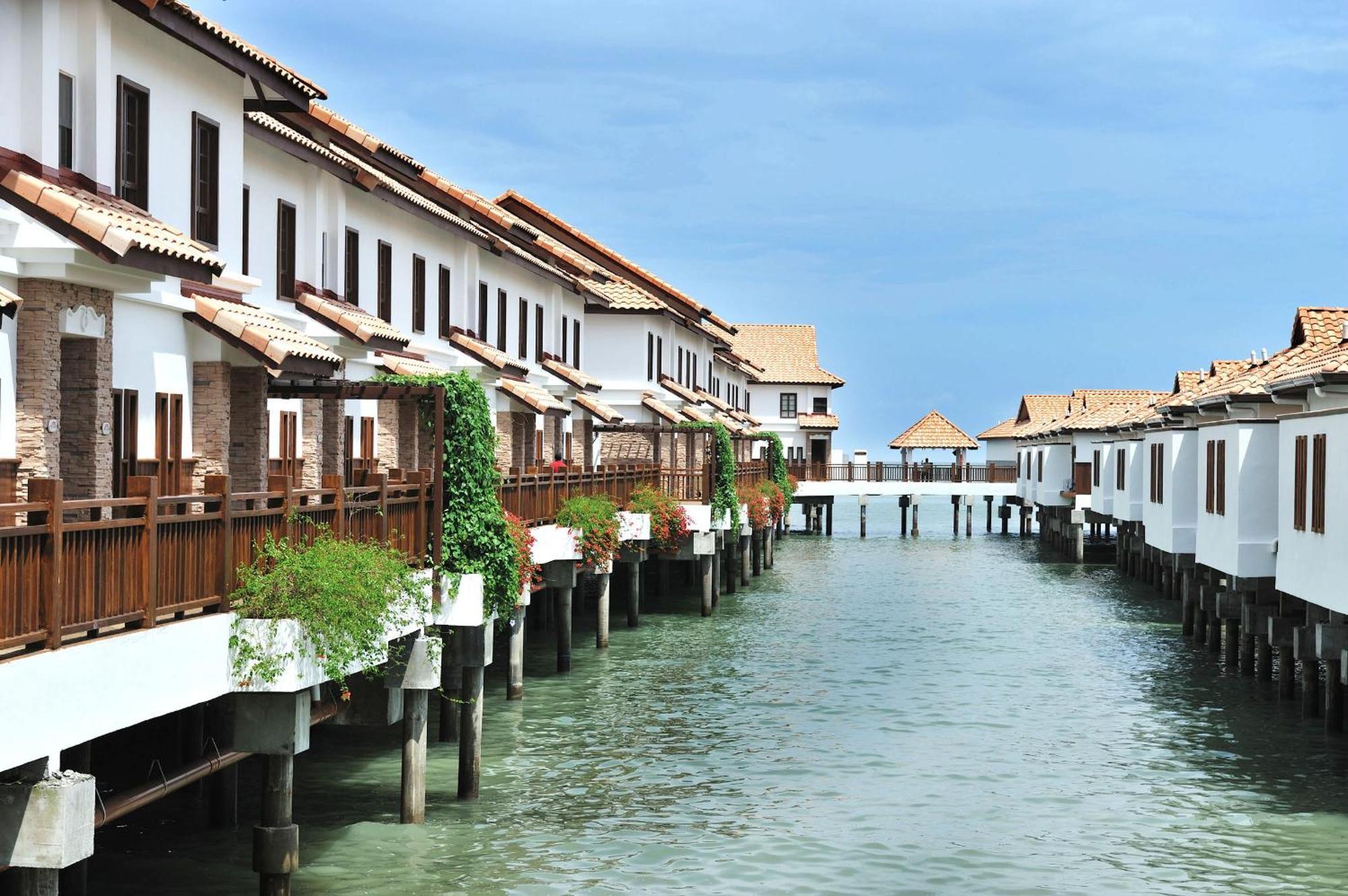 Отель Grand Lexis Порт-Диксон Экстерьер фото The resort's villas