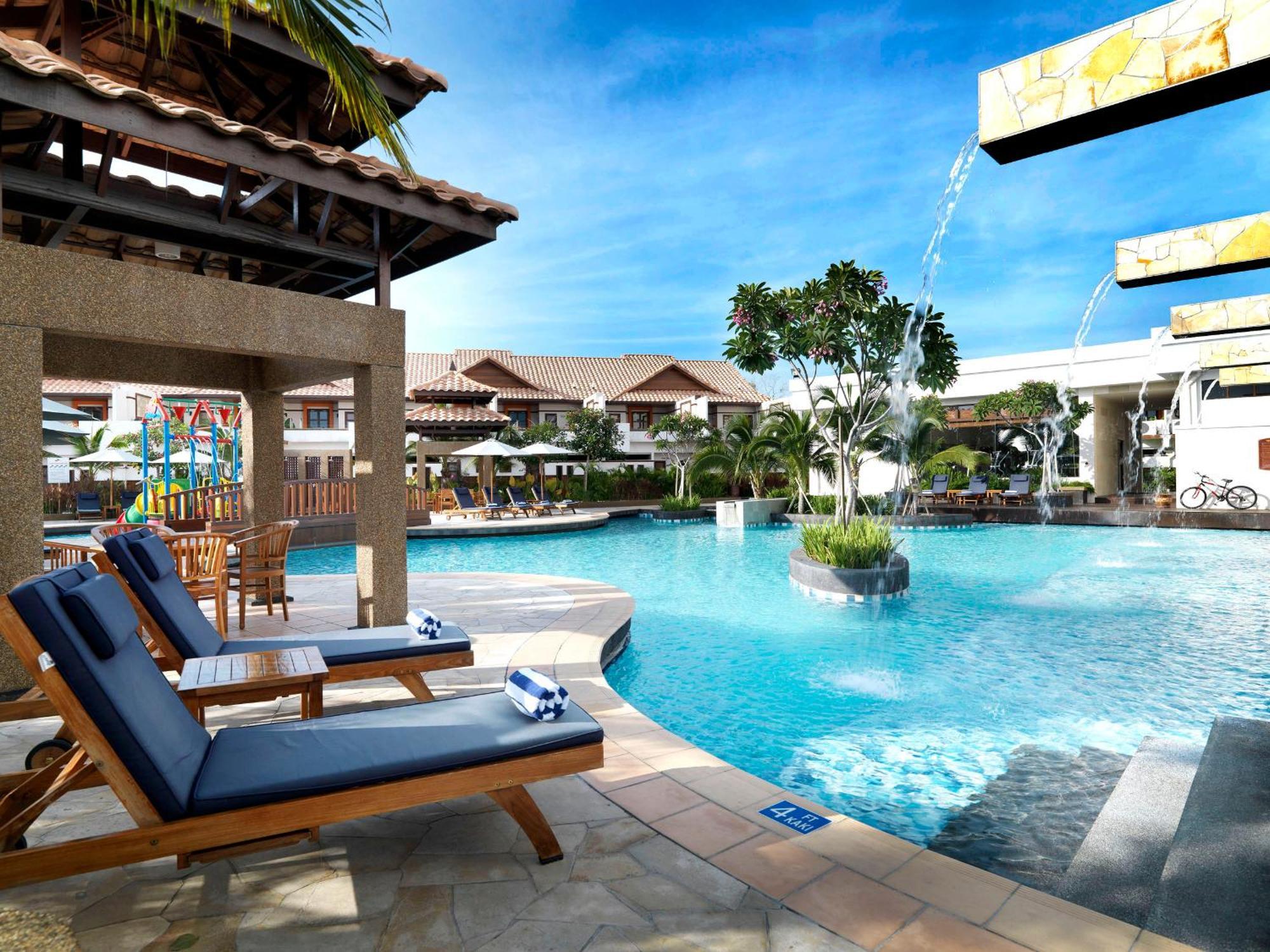 Отель Grand Lexis Порт-Диксон Экстерьер фото The swimming pool at the resort