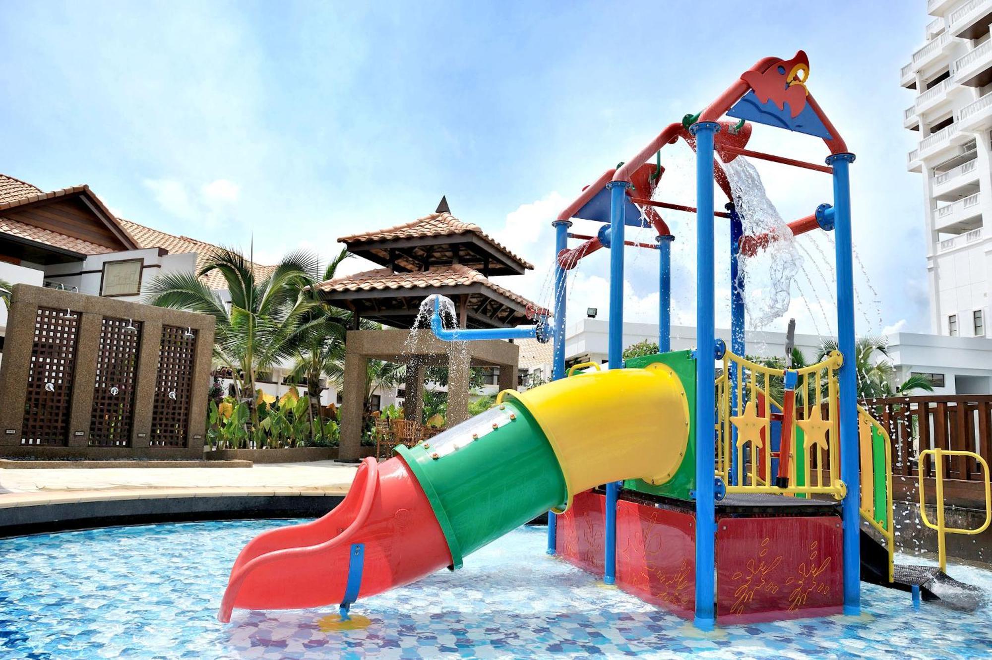 Отель Grand Lexis Порт-Диксон Экстерьер фото A water slide