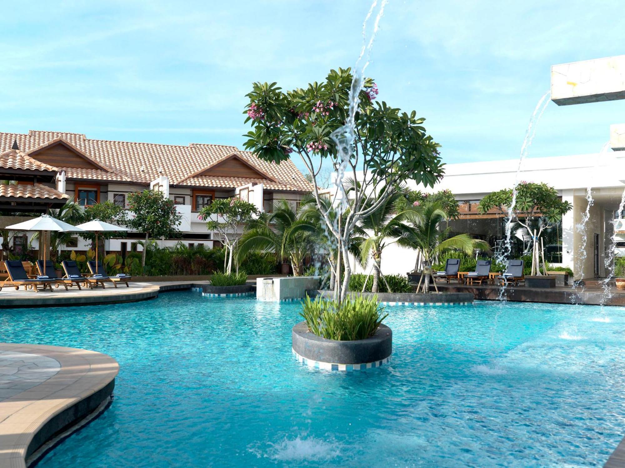 Отель Grand Lexis Порт-Диксон Экстерьер фото The pool at the hotel