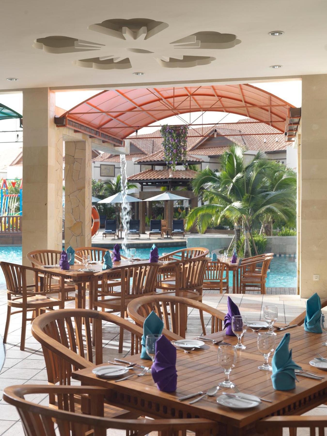 Отель Grand Lexis Порт-Диксон Экстерьер фото The poolside restaurant
