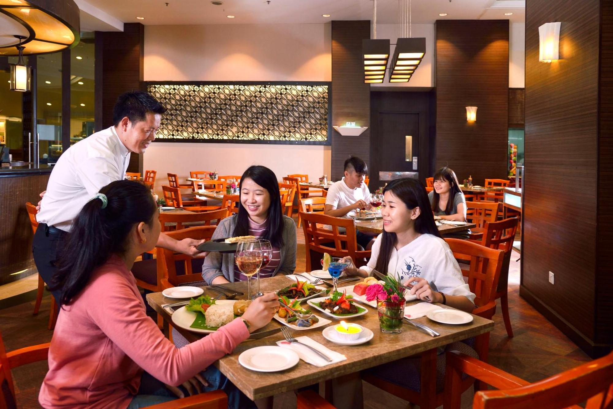Отель Grand Lexis Порт-Диксон Экстерьер фото A restaurant in Malaysia