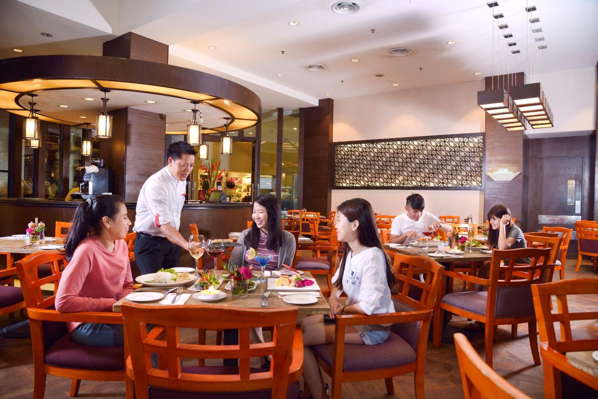 Отель Grand Lexis Порт-Диксон Экстерьер фото A restaurant in a hotel