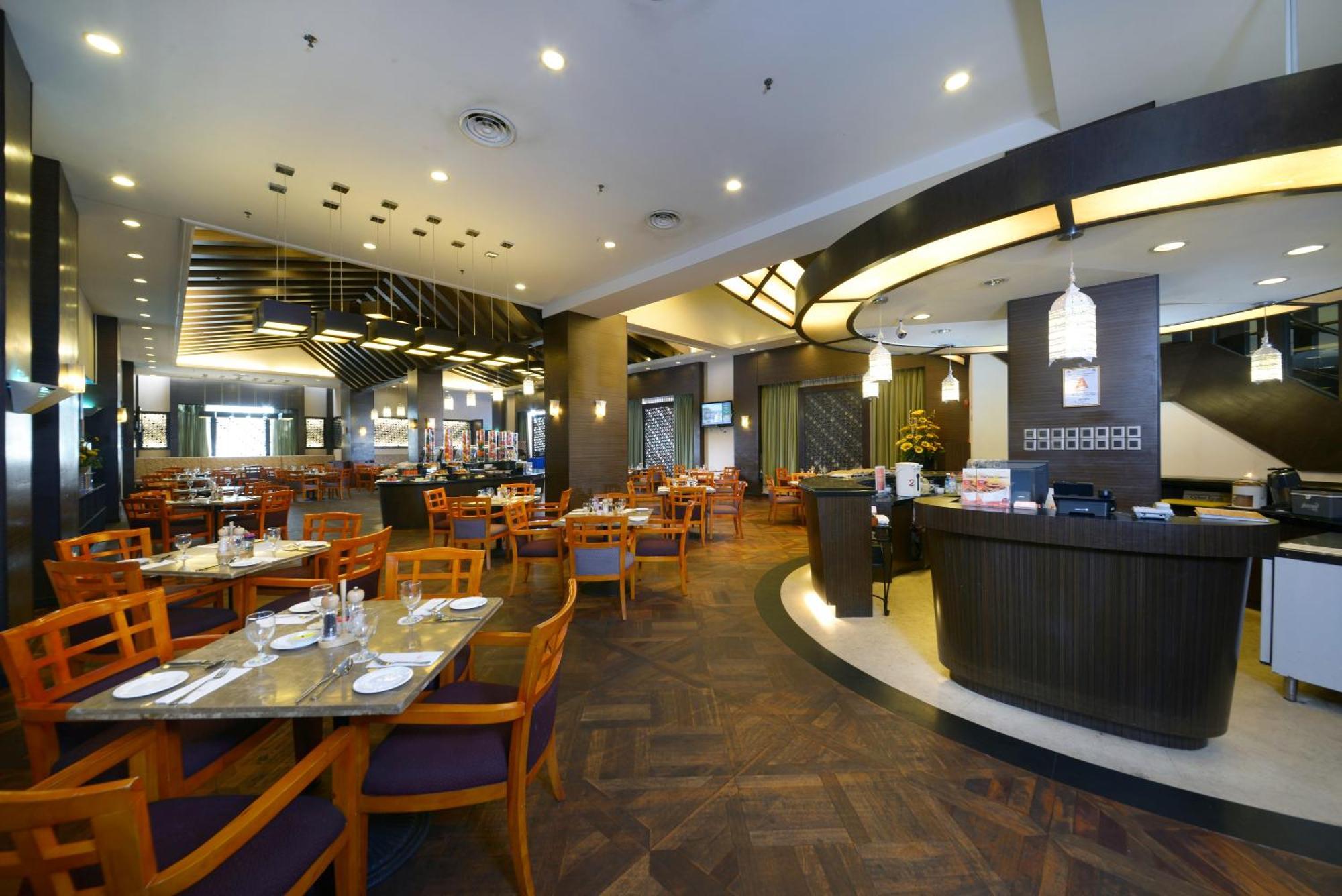 Отель Grand Lexis Порт-Диксон Экстерьер фото The interior of the restaurant