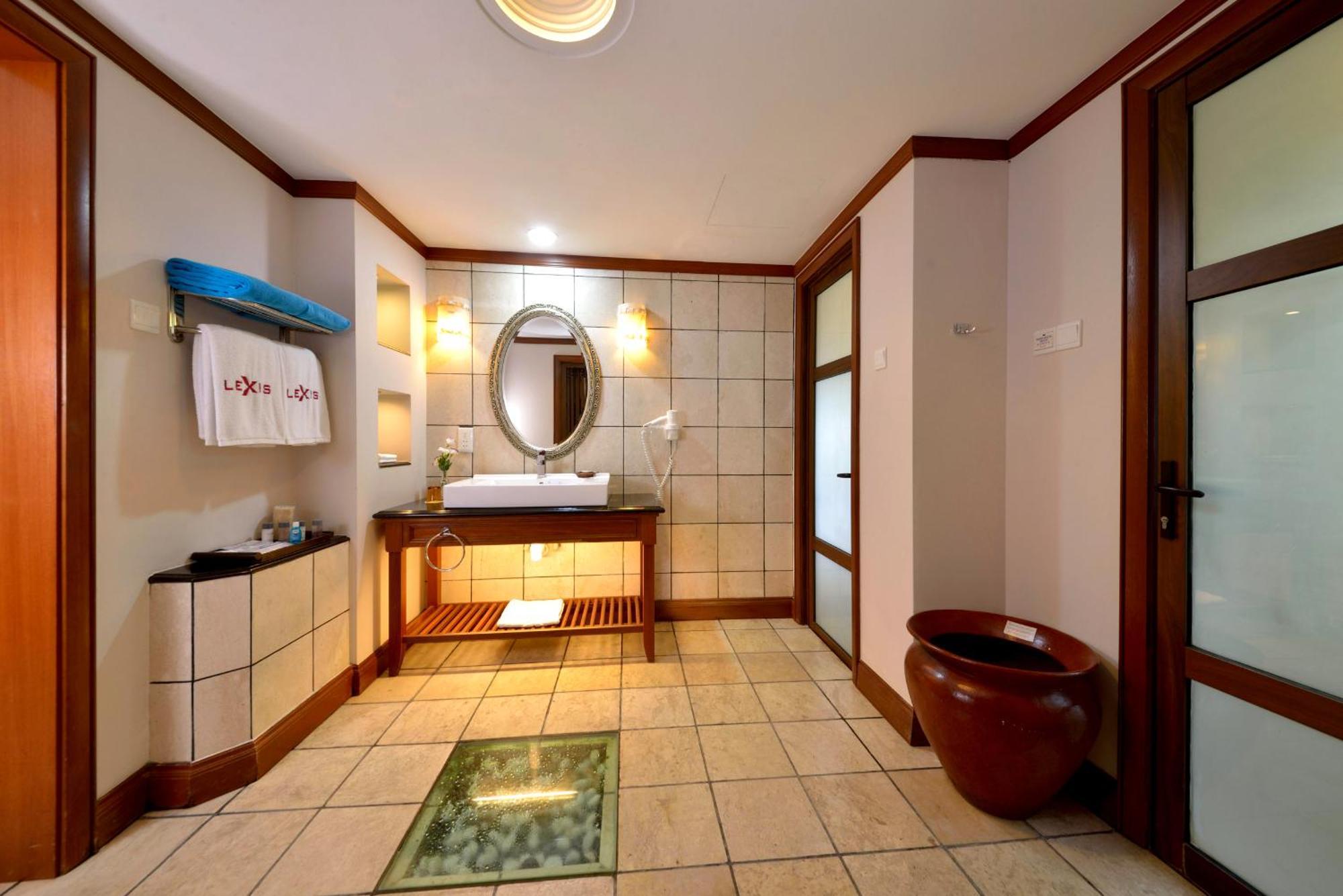 Отель Grand Lexis Порт-Диксон Экстерьер фото Bathroom