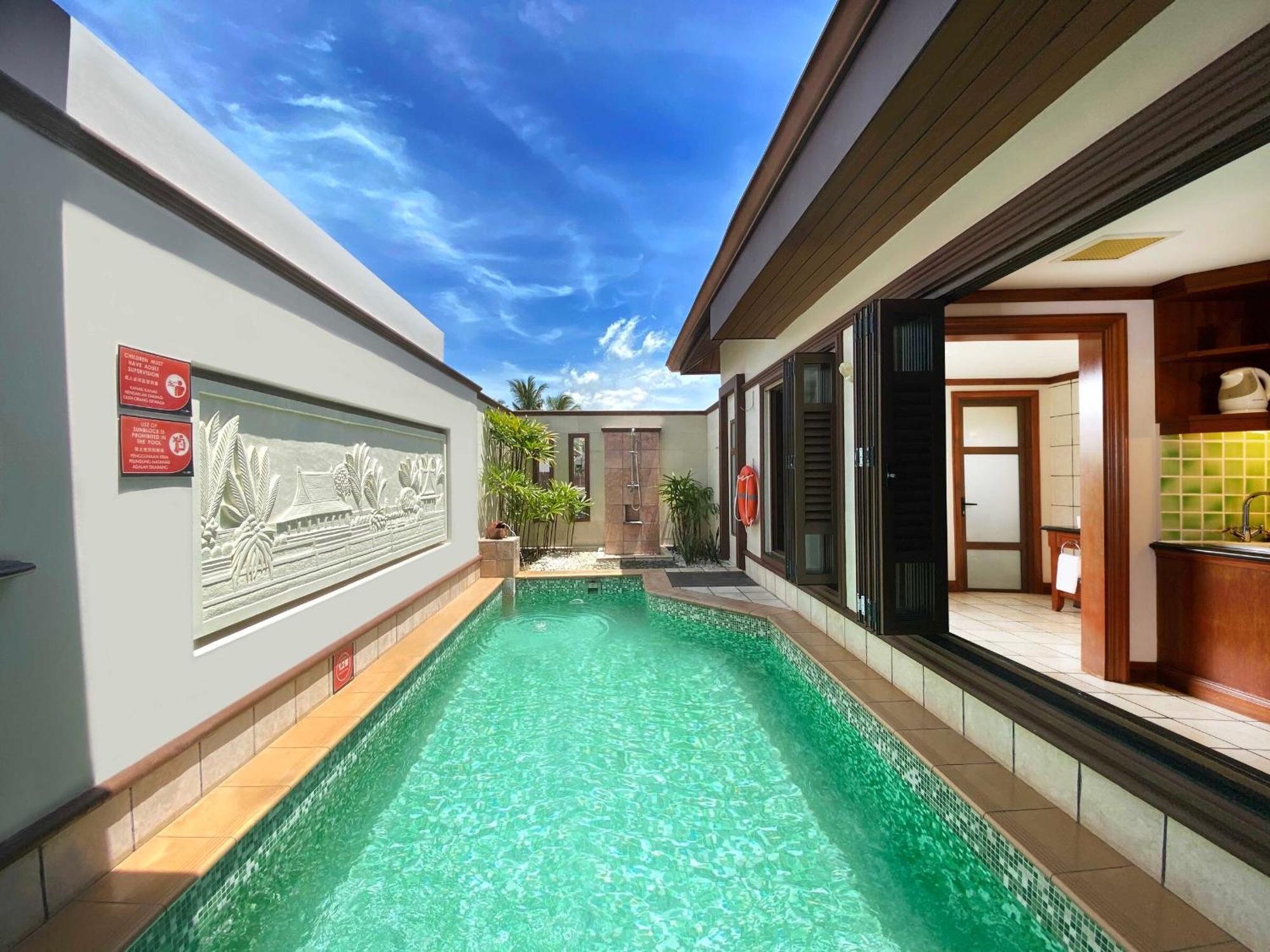Отель Grand Lexis Порт-Диксон Экстерьер фото A pool villa at the resort
