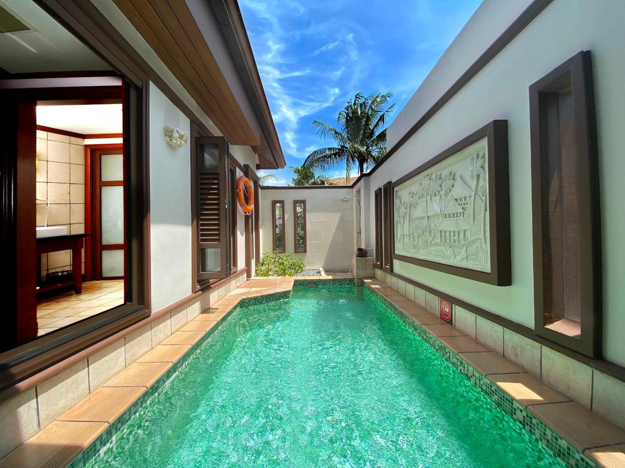 Отель Grand Lexis Порт-Диксон Экстерьер фото A pool villa at the resort